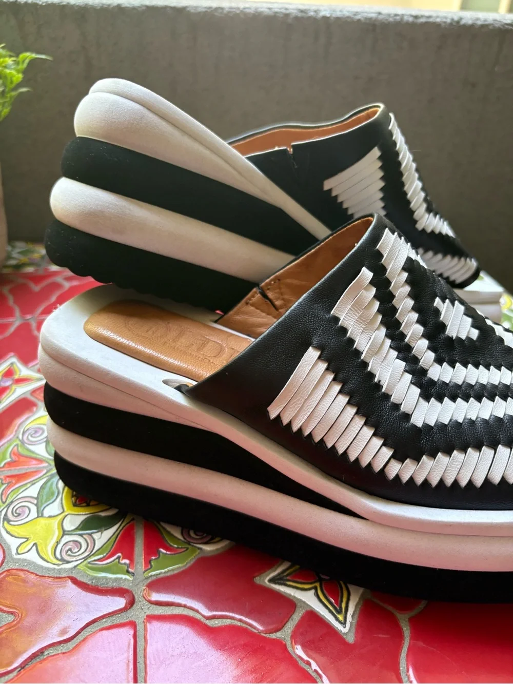 L'Amour des Pieds Eviana Black & White Platform Slide
